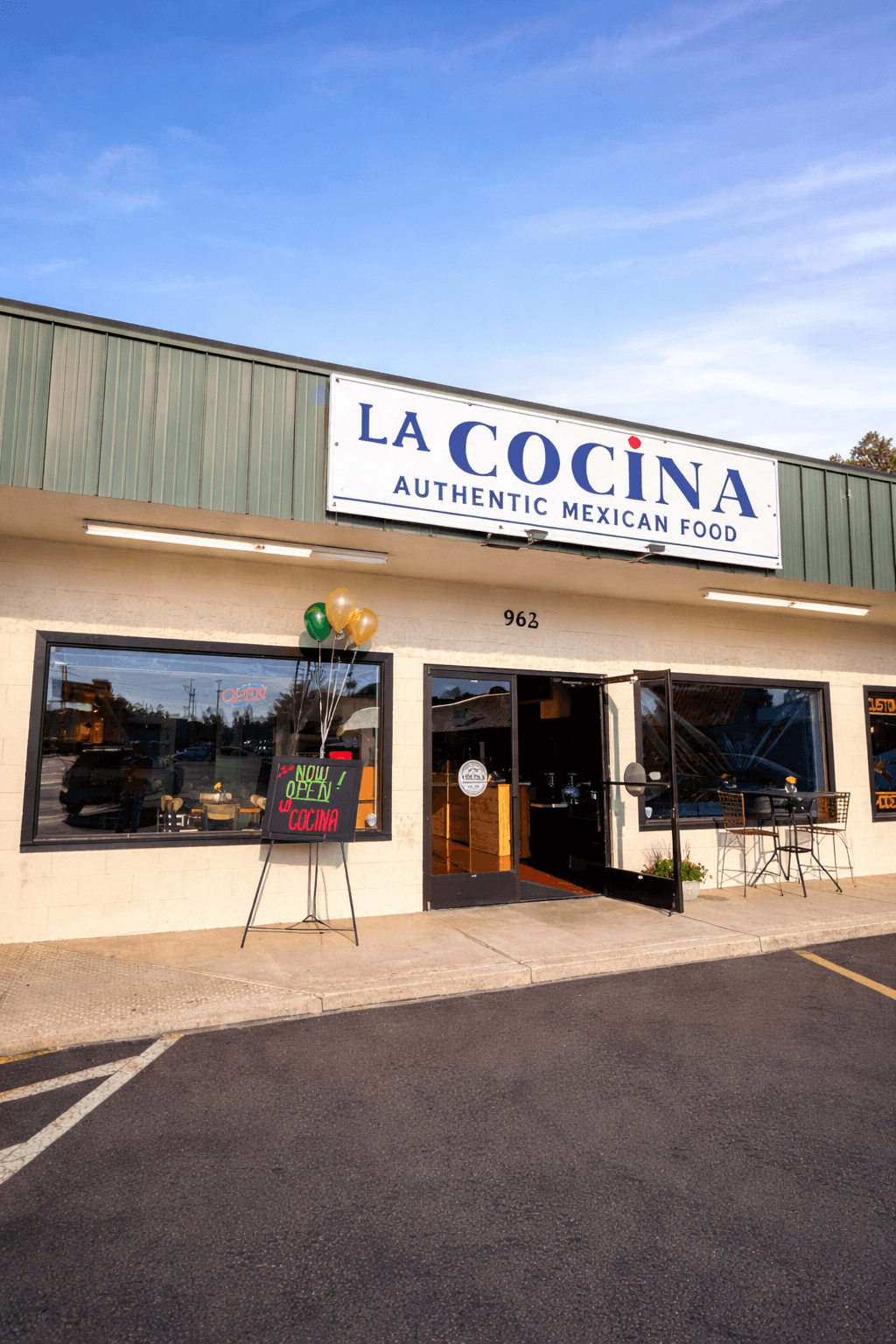 La Cocina Restaurant storefront in Roseburg